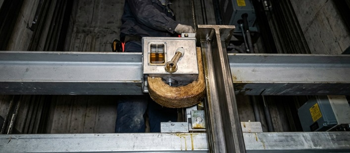 Guide rail lubricator felt